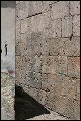 Une image contenant btiment, mur, terrain, pierre

Description gnre automatiquement