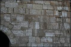 Une image contenant btiment, Mur de pierre, mur, Ruines

Description gnre automatiquement